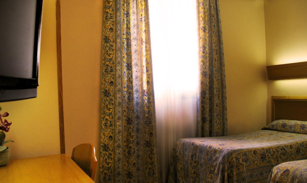 توليدو Hostal Los Guerreros المظهر الخارجي الصورة